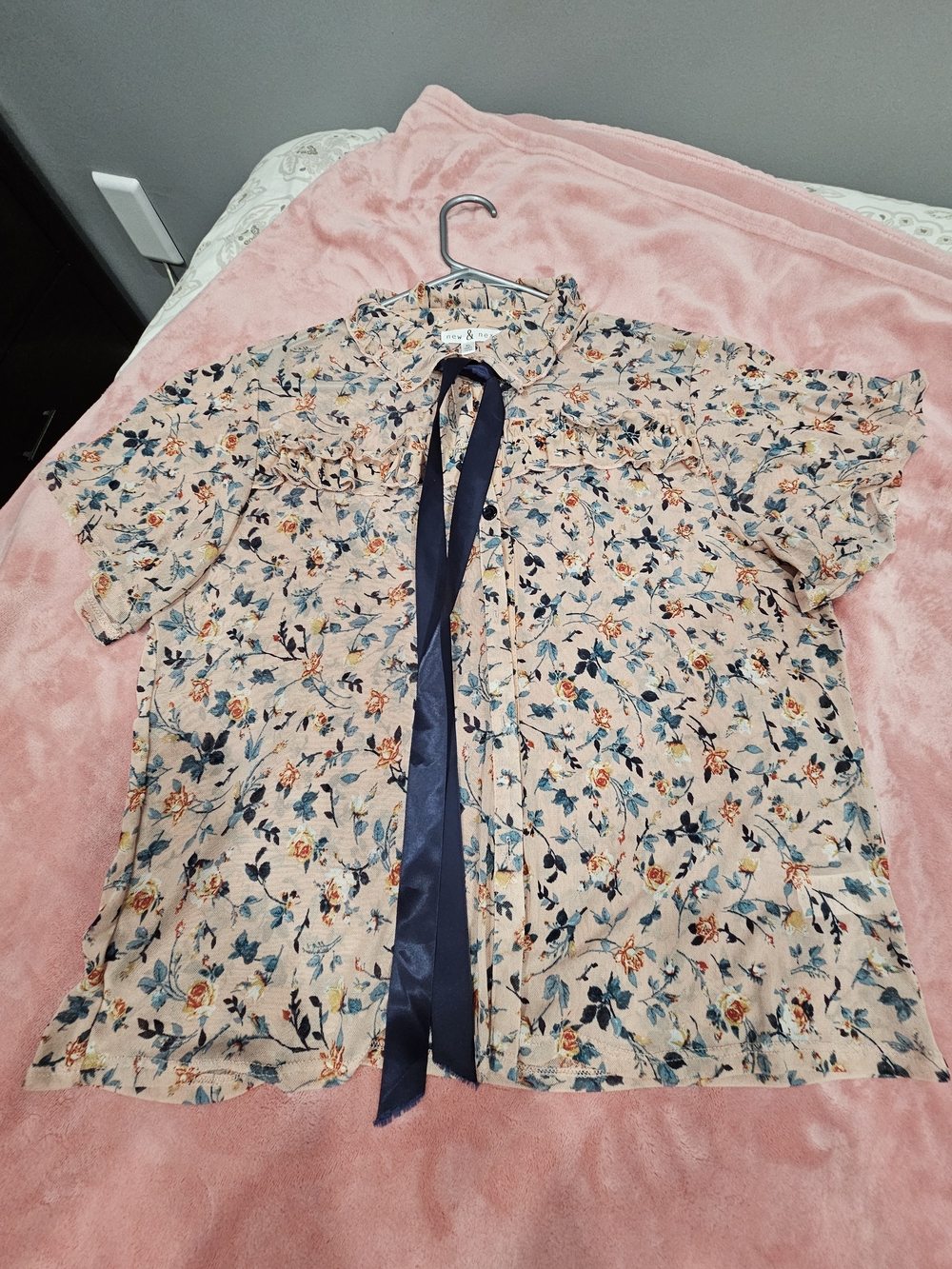 Tie-Neck Floral Short Sleeve Blouse - Light Peach